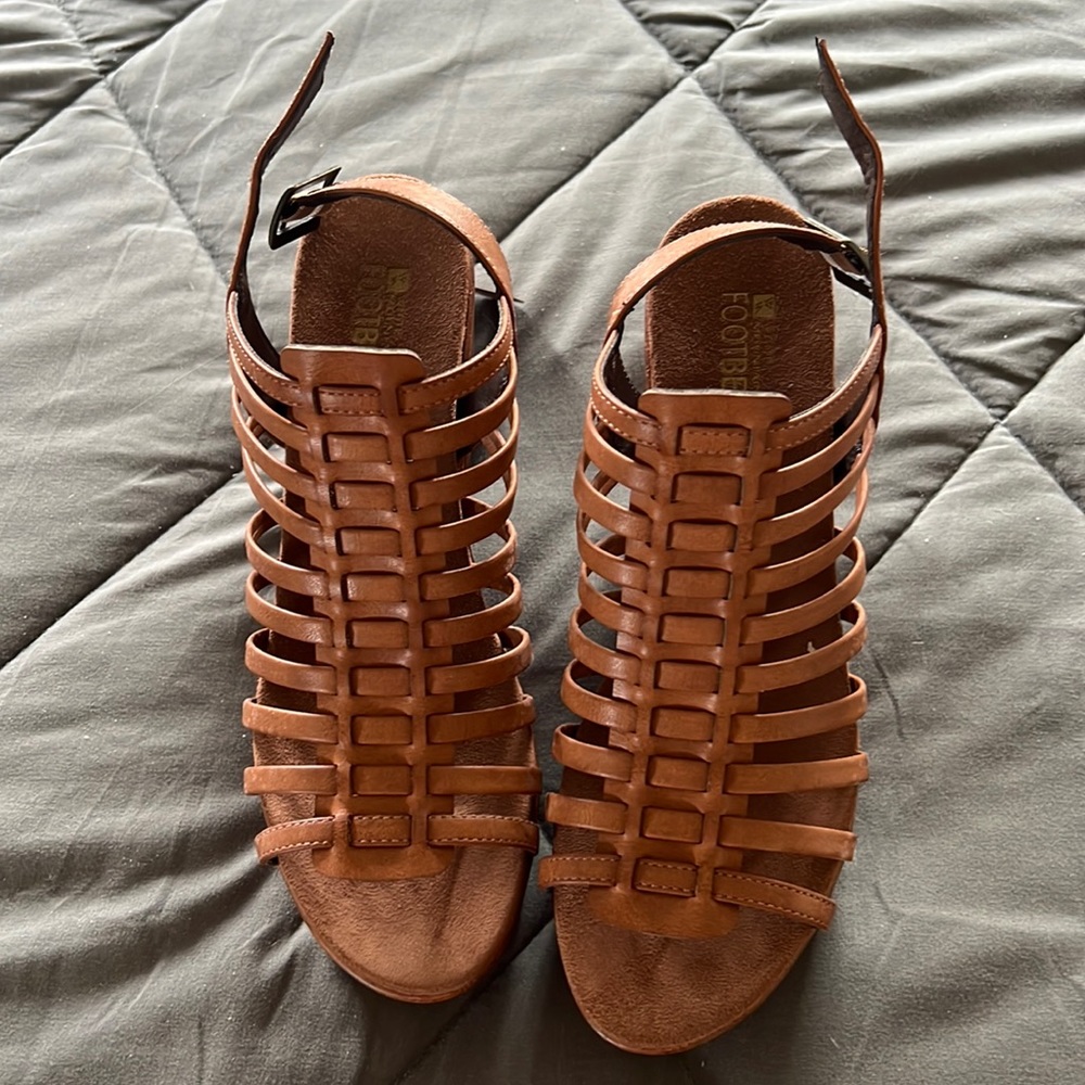 BRAND NEW-NEVER WORN- WHITE MOUNTAIN FOOTBEDS heeled sandals